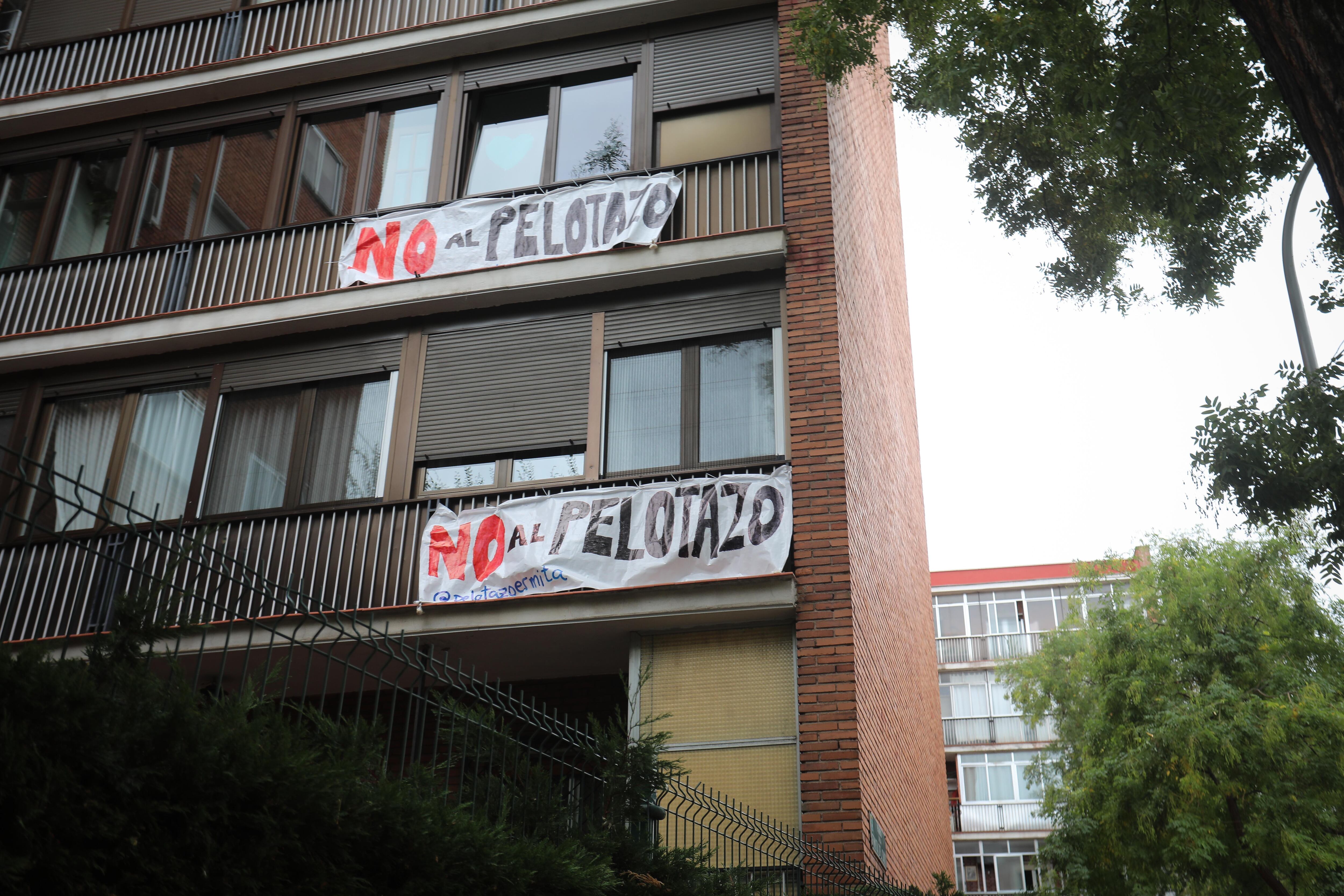 Pancartas contra el pelotazo urbanístico en algunas de las viviendas que rodean el centro comercial. 