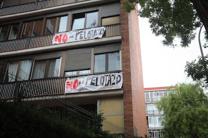 Decenas de vecinos han colocado pancartas en contra de la transformación del centro en suelo urbanizable.