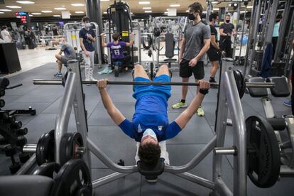 Un cliente se entrena en el gimnasio Dir Diagonal, en Barcelona. 