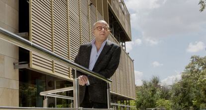 Manuel Llanes, delante del Teatro Central de Sevilla.