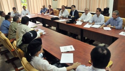 A la derecha de la mesa, negociadores del Gobierno colombiano, frente a estos, guerrilleros de las FARC durante el proceso de pacificaci&oacute;n en el Palacio de Convenciones en La Habana, el pasado mes. 