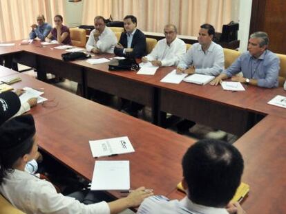 A la derecha de la mesa, negociadores del Gobierno colombiano, frente a estos, guerrilleros de las FARC durante el proceso de pacificación en el Palacio de Convenciones en La Habana, el pasado mes.