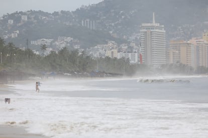 Una playa de Acapulco antes de la llegada de la tormenta 'Madeline', el 18 de septiembre de 2022.