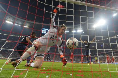 Manuel Neuer falla en el primer gol de United.