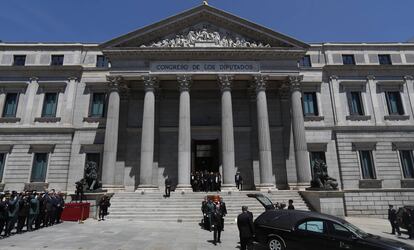 Féretro de Rubalcaba a su salida del Congreso.