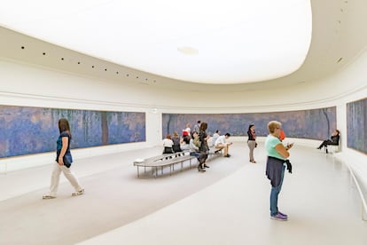 Nenúfares de Monet en la sala ovalada del Mu­sée de l’Orangerie, en la capital francesa.