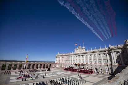 Aviones de la Patrulla Águila, la unidad acrobática del Ejército del Aire, sobrevuelan el Palacio Real de Madrid.