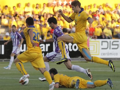 Javi Guerra, del Valladolid, rodeado de varios jugadores del Alcorc&oacute;n, durante el partido de ida