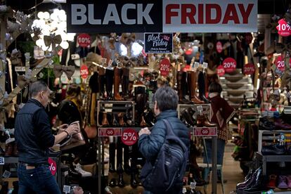 Un hombre se detiene frente a los carteles que publicitan los descuentos del Black Friday en una tienda de Madrid.