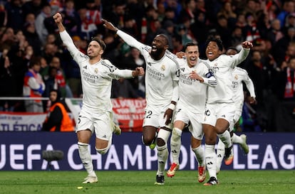 Antonio Rudiger, Lucas Vazquez y Endrick celebran la victoria del Real Madrid tras los penaltis. 