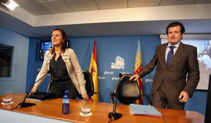 Mar&iacute;a Jos&eacute; Catal&agrave;, consejera de Educaci&oacute;n, junto al vicepresidente y portavoz del Consell, Jos&eacute; C&iacute;scar.