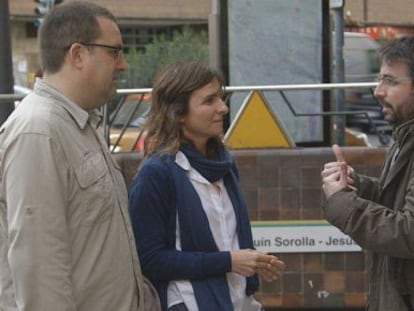 Jordi &Eacute;vole, en el programa, amb familiars de les v&iacute;ctimes de l&#039;accident del metro.