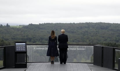 El presidente Donald Trump y la primera dama Melania Trump, permanecen junto al monumento conmemorativo del vuelo 93 del 11 de septiembre, en Shanksville, Pensilvania (EE UU).