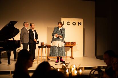 El diseñador finlandés Achilles Ion Gabriel, de Camper, recoge el premio ICON de moda de manos del también diseñador Archie Alled Martínez.