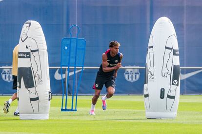 Lamine Yamal, durante el entrenamiento en la Ciutat Esportiva Joan Gamper este viernes.