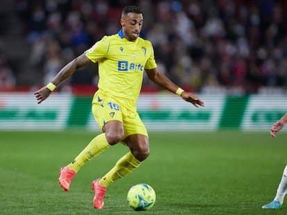 Carlos Akapo durante el partido del Granada contra el Cádiz de la Liga Santander.