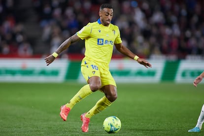 Carlos Akapo durante el partido del Granada contra el Cádiz de la Liga Santander.