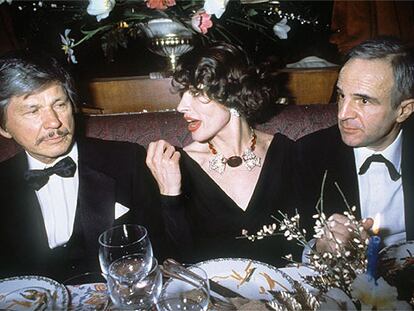De izquierda a derecha, Charlie Bronson, Fanny Ardant y François Truffaut en París en 1984.