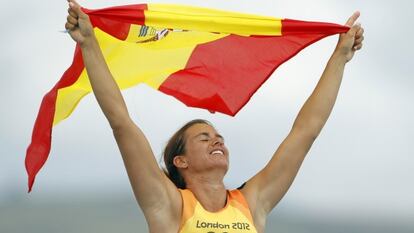 Marina Alabau celebra su triunfo con la bandera espa&ntilde;ola.