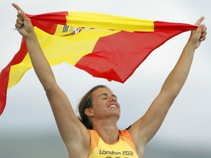Marina Alabau celebra su triunfo con la bandera española.
