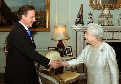 La reina Isabel II recibe al lder conservador David Cameron en el palacio de Buckingham, en su primera audiencia como primer ministro tras las elecciones de 2010. Cameron gobern hasta julio de 2016.