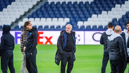 Aurelio De Laurentiis en el césped del Estadio Diego Maradona, un día antes de que el Nápoles enfrente al Barcelona.