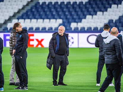 Aurelio De Laurentiis en el césped del Estadio Diego Maradona, un día antes de que el Nápoles enfrente al Barcelona.