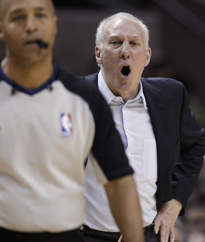 Gregg Popovich, técnico de los Spurs, protesta una acción durante el pulso ante los Timberwolves.