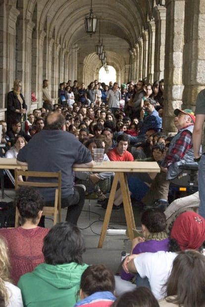 O profesor Carlos Taibo debate cos acampados o 15 de maio na Praza do Obradoiro de Santiago.