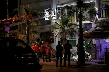 Los bomberos inspeccionan la fachada del edificio.