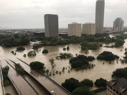 Imagem do Twitter na qual se vê a zona de Buffalo Bayou, em Houston, alagada.