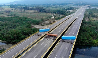 Vista aérea del Puente Tienditas, en la frontera entre Cúcuta y Táchira, que separa Colombia de Venezuela, después de que las fuerzas militares venezolanas lo bloquearan con contenedores para impedir el paso de la ayuda humanitaria solicitada por el presidente encargado, Juan Guaidó.