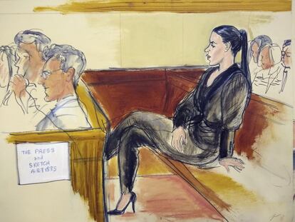 Ilustración de Emma Coronel sentada en la sala del tribunal