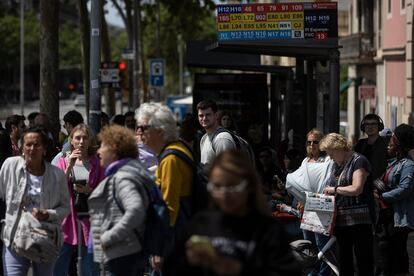 Usuarios esperan la llegada del autobús en la parada de plaza España, con servicios mínimos del 20% este jueves debido a la huelga convocada por la Plataforma por una Jubilación a los sesenta años en los profesionales del Transporte.