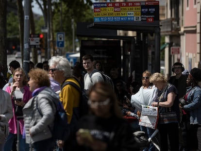 Usuarios esperan la llegada del autobús en la parada de plaza España, con servicios mínimos del 20% este jueves debido a la huelga convocada por la Plataforma por una Jubilación a los sesenta años en los profesionales del Transporte.