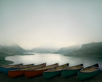 Embalse de Riaño (León). “Este lago, ¿dónde está? ¿en Canadá?”, le han preguntado a Manso a la vista de esta escena. Es verdad que las canoas son de tipo canadiense, pero el punto geográfico en el que se encuentra es el embalse de Riaño, en León. “Buscaba una luz tormentosa, dramática, para que los colores más vivos quedaran tenues”, así revive el creador de la imagen un proceso creativo especialmente laborioso, ya que decidió introducir las canoas como elemento para ayudar a crear “esa atmósfera especial”. Hubo que colocarlas y comprobar si funcionaban. Pidió ayuda a una empresa asturiana que alquila este tipo de embarcaciones. Esto fue una excepción, ya que normalmente trabaja solo. Lo que, por otro lado, implica un esfuerzo extra cuando él mismo debe quitar bancos de iglesias u otros elementos que le distorsionan la composición, para dejar los espacios desnudos.