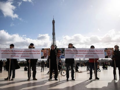 Un grupo de manifestantes, la pasada semana en París, protestan por la detención de la académica franco iraní Fariba Adelkhah y su colega francés Roland Marchal.