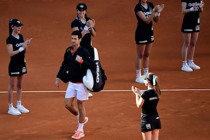 Novak Djokovic entra en la pista para jugar la final del torneo de la ATP Open de Madrid contra Stefanos Tsitsipas en la Caja Mágica.