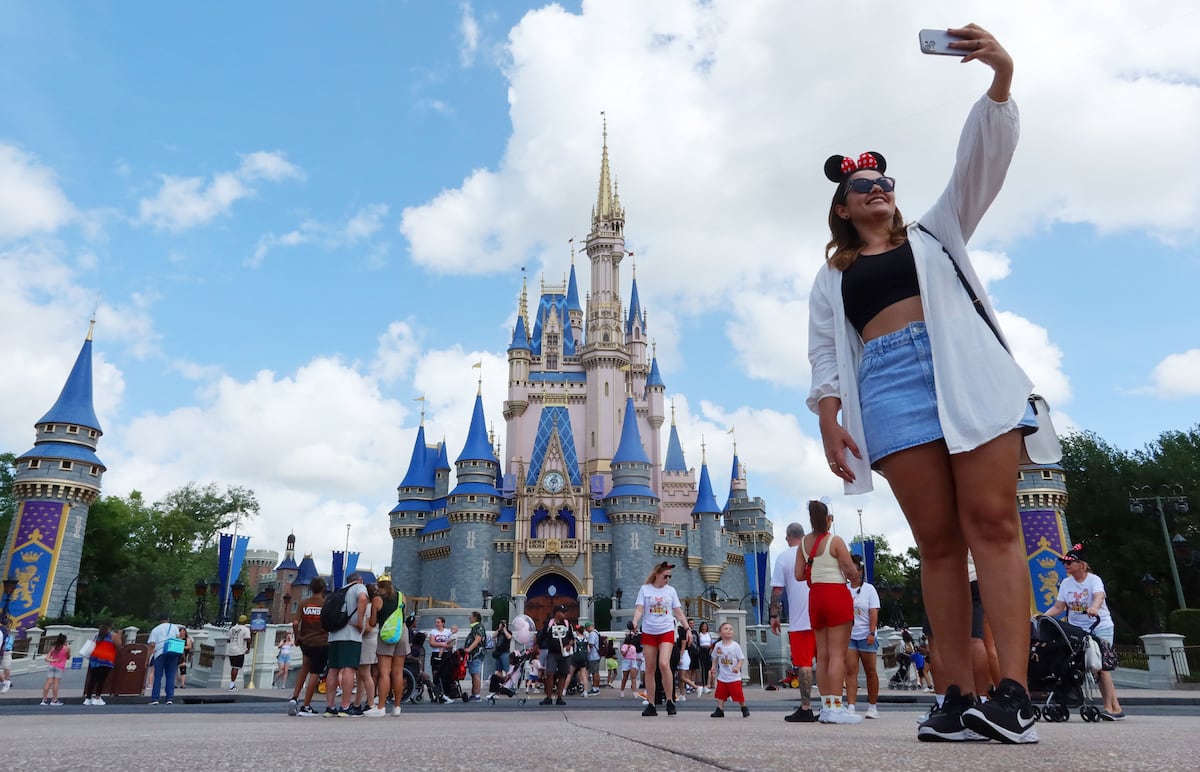 Disney reduce sus ganancias mientras ultima la elección del sustituto para su histórico consejero delegado