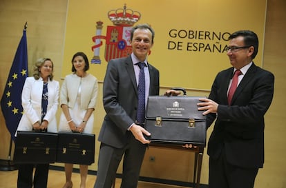 El ministro de Ciencia Pedro Duque, recibe la cartera de su antecesor en el cargo Román Escolano (d).