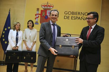 El ministro de Ciencia Pedro Duque, recibe la cartera de su antecesor en el cargo Román Escolano (d).