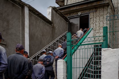 Los prisioneros acceden al comedor en fila india. Los funcionarios de prisiones explican que no son muy habladores, suelen estar tranquilos y sumidos en sus pensamientos. 