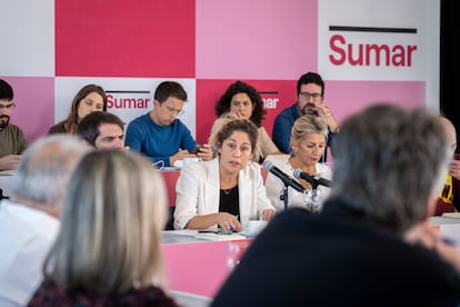 La secretaria de Organización de Sumar, Lara Hernández, junto a la vicepresidenta Yolanda Díaz, este sábado durante la reunión del grupo coordinador del partido en el Círculo de Bellas Artes de Madrid.