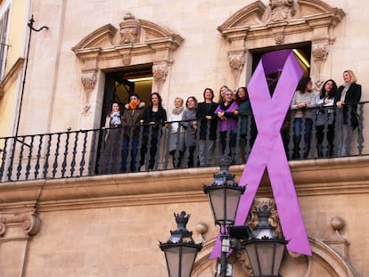 Un lazo morada en la fachada del Ayuntamiento de Palma en apoyo al D&iacute;a de la Mujer.