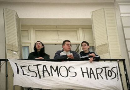 Vecinos de la calle de la Montera protestan contra la manifestación de las prostitutas.