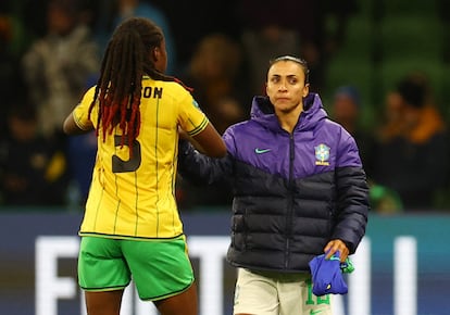 La jamaicana Vyan Sampson, a la izquierda, consuela a la brasileña Marta tras la eliminación del conjunto sudamericano.