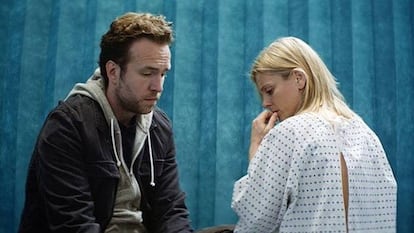 Rafe Spall y Emilia Fox, en 'Cuando yo no esté'.