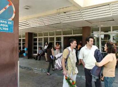 Los padres de los estudiantes heridos en el accidente de coche conversan en la puerta del Hospital Naval de La Habana.