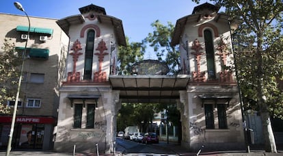 El pórtico de entrada a la Colonia de la Prensa de Carabanchel, ayer.