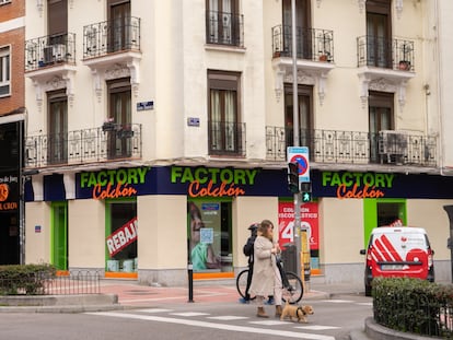 Tienda de Factory Colchón en la calle de Santa Engracia 66, uno de los locales donde la empresa ha tenido que repintar la fachada del color original del edificio por orden del Ayuntamiento.